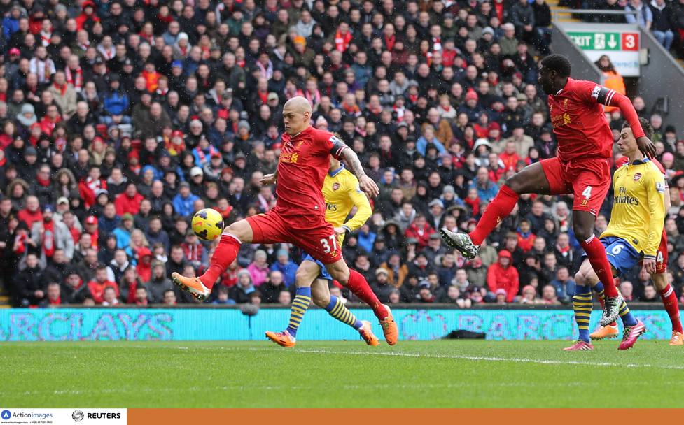 Liverpool-Arsenal inizia con il gol di Martin Skrtel al primo minuto. Action Images